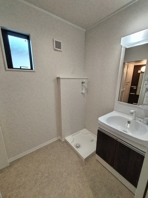 洗面設備　★窓付きの換気の良い洗面所です★