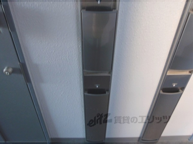 玄関　新聞受け、傘立て