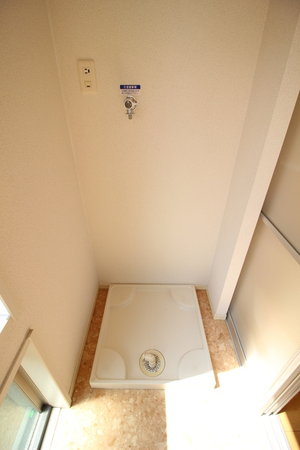その他　洗濯機置き場は室内にあるので雨に濡れる心配はありません。