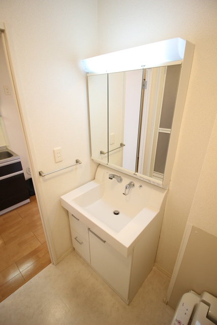 洗面設備　洗面台は人気の独立タイプ！毎日のお出かけ準備もラクラクです☆