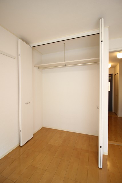 収納　パイプハンガーがあるのでたたまず衣類を掛けることができます♪