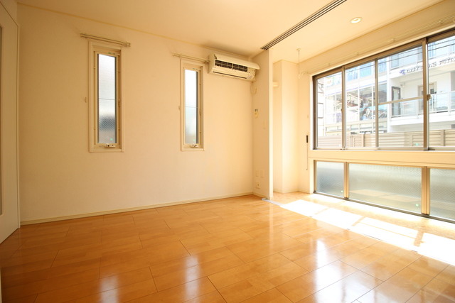 居室・リビング　２面採光なので、明るく風通しのよい過ごしやすいお部屋です♪