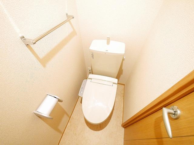 トイレ　落ち着いた色調のトイレです