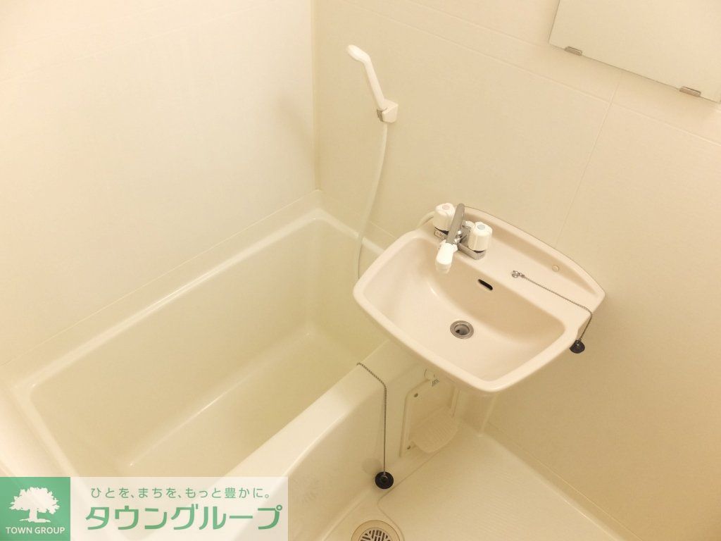 バス・シャワールーム　清潔感のある白を基調とした浴室です。