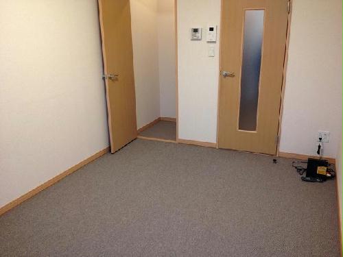 収納　1Fはフローリング、2F以上は絨毯になります。
