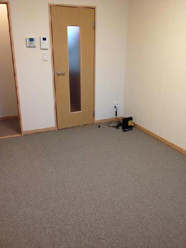 居室・リビング　1Fはフローリング、2F以上は絨毯になります。