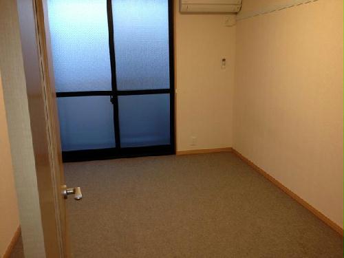 居室・リビング　1Fはフローリング、2F以上は絨毯になります。