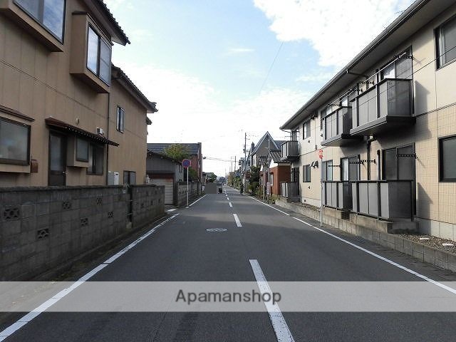 その他　全面道路（その他）まで0m