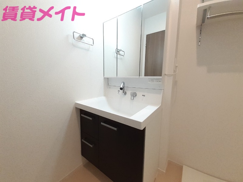 洗面設備　同型参考写真です