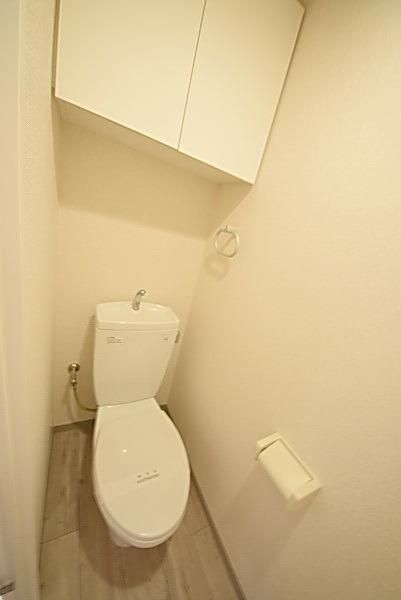 トイレ　★上部に棚があります★