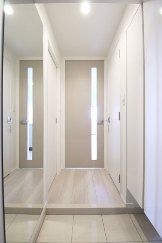 玄関　収納もある玄関です※同シリーズの写真です