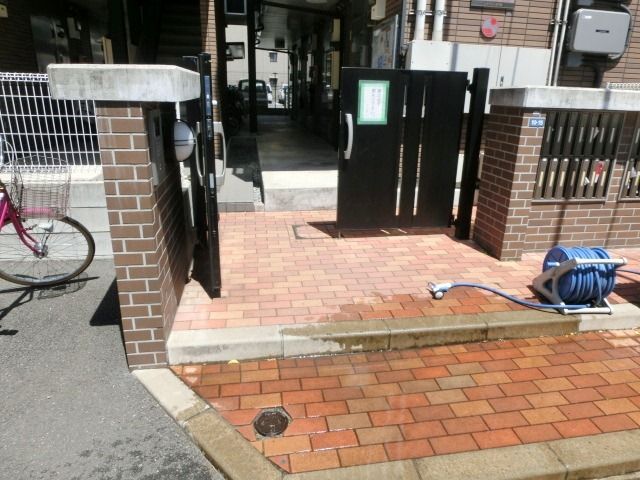 セキュリティ　オートロックゲート。