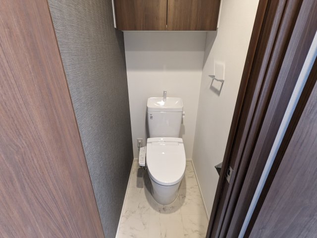 トイレ　落ち着いた色調のトイレです