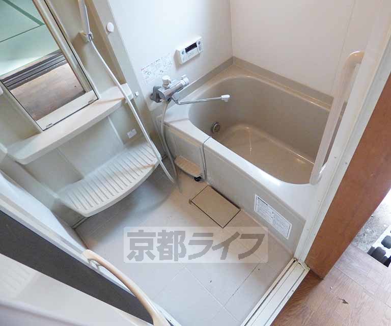 バス・シャワールーム　広々とした浴室です。