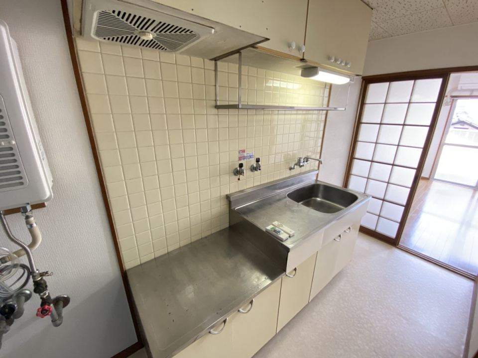 キッチン　３畳のキッチン、調理スペースあります
