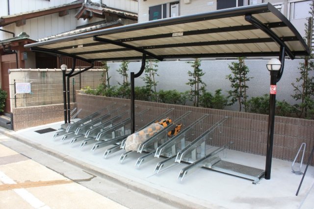 その他　屋根付き駐輪場です。