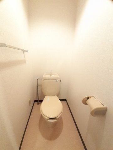 トイレ　落ち着いた色調のトイレです