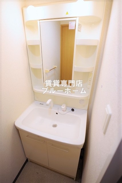 洗面設備　シャンプードレッサー付きの独立洗面台です！