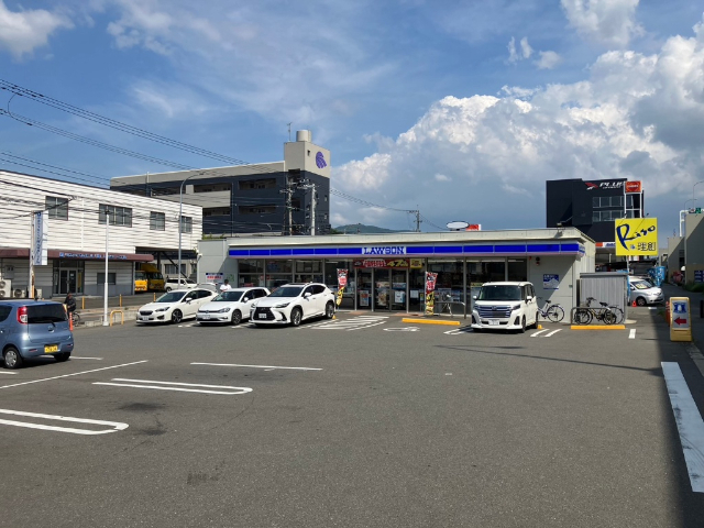 コンビニ　ローソン福岡金隈店（コンビニ）まで390m