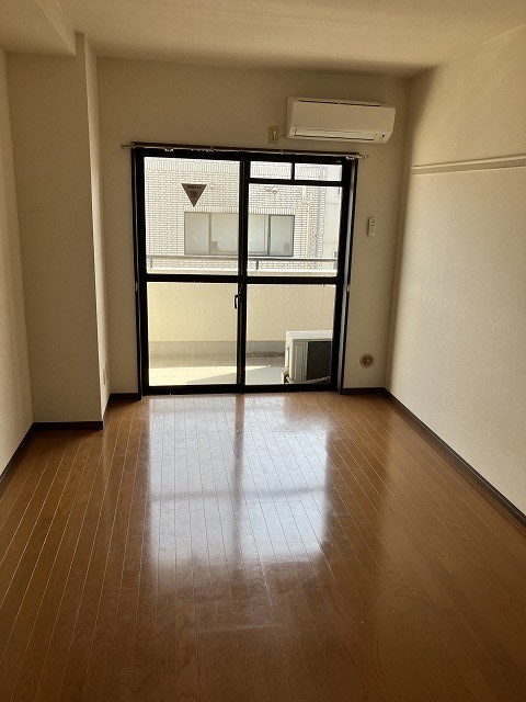 居室・リビング　※参考写真（同物件別部屋です）