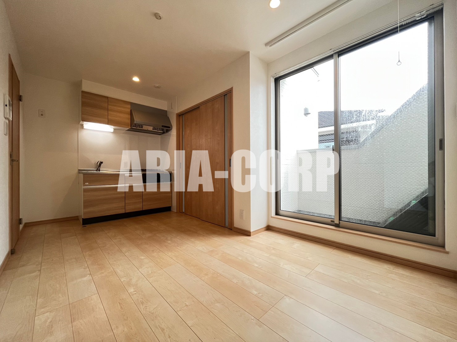 居室・リビング　角部屋で明るい室内！奥行きたっぷりの空間です♪