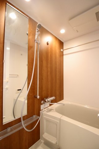 バス・シャワールーム　落ち着いた空間のお風呂です