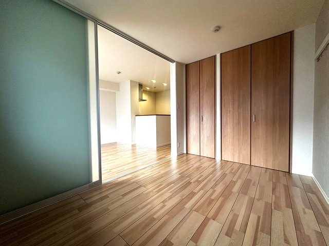 その他部屋・スペース　南西向き洋室5.3帖☆クローゼットが2ヶ所あります♪お洋服の