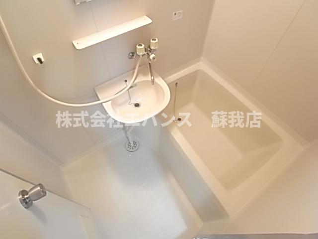バス・シャワールーム　コンパクトで使いやすいお風呂です