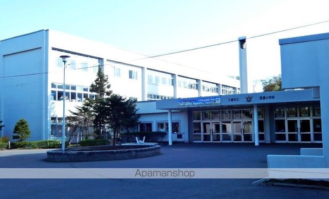 小学校　信濃小学校（小学校）まで527m