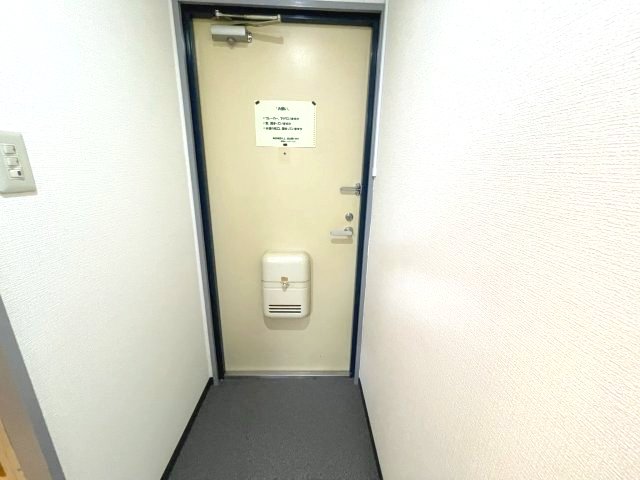 玄関　イメージとして同建物他部屋を表示しています