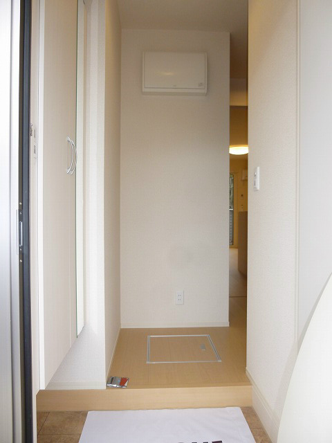 玄関　写真は103号室です