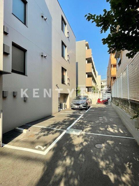 駐車場　駐車場があるので、車を買う予定の方も安心です