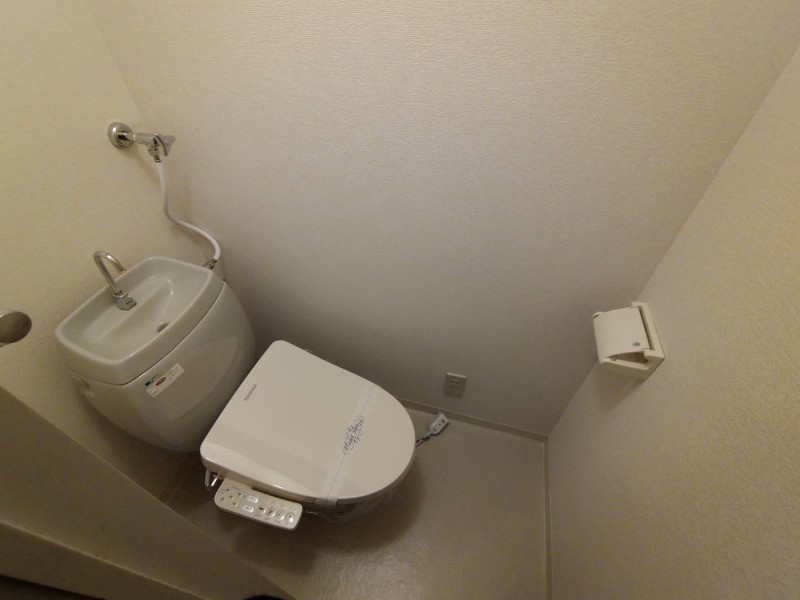 トイレ　ウォシュレット機能がついたトイレ。安心して使用できますね。