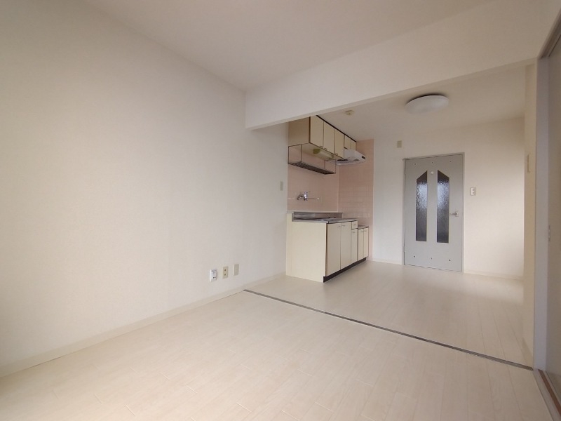 その他部屋・スペース　別角度から。光が差し込む、温かみのあるお部屋です。