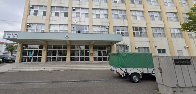 中学校　札幌市立白石中学校（中学校）まで745m