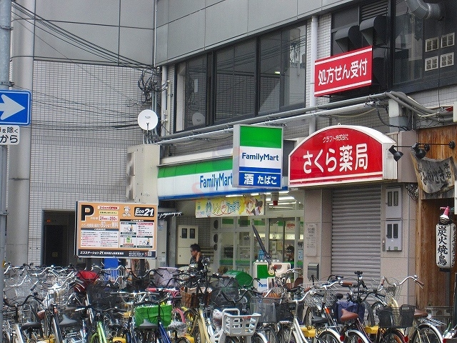 コンビニ　ファミリーマート西九条駅北店（コンビニ）まで422m