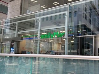 コンビニ　ファミリーマート 西新宿八丁目店（コンビニ）まで370m