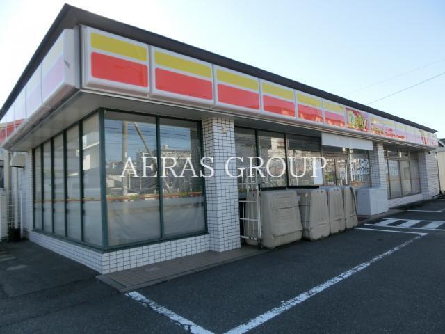 コンビニ　デイリーヤマザキ足立島根店（コンビニ）まで208m