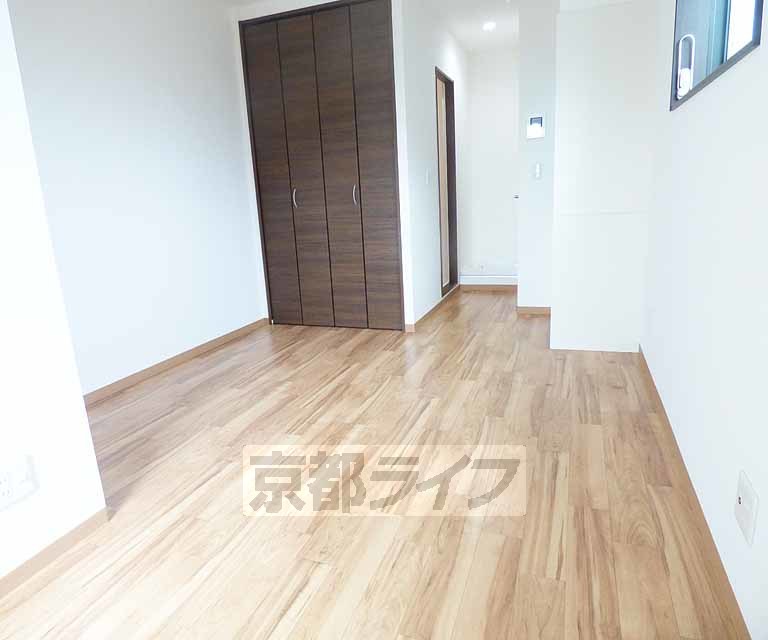 居室・リビング　フローリングがとても綺麗なお部屋。