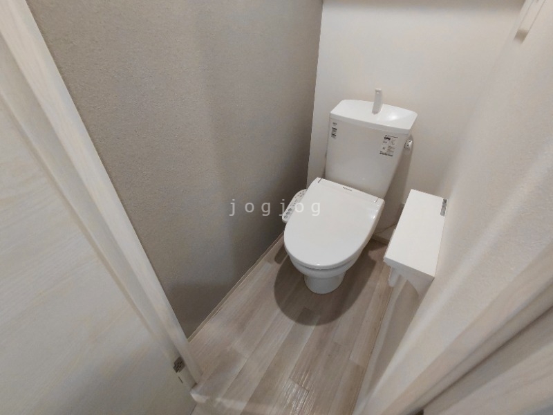 トイレ　嬉しい温水洗浄便座付きのトイレです。