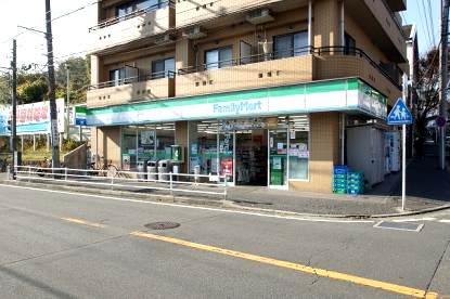 コンビニ　ファミリーマート花月園駅前店（コンビニ）まで465m