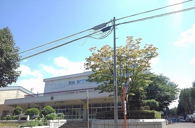 中学校　平岡中学校（中学校）まで900m