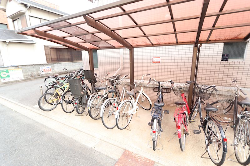 駐車場　屋根付き駐輪場