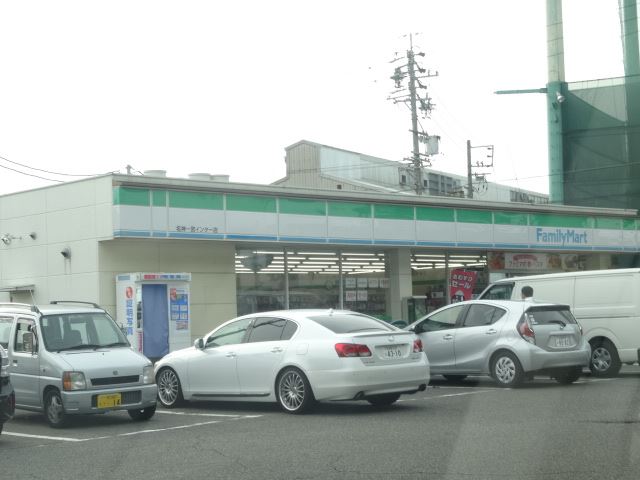 コンビニ　ファミリーマート（コンビニ）まで490m
