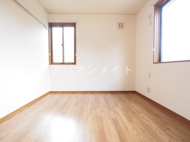 その他部屋・スペース　落ち着いた色調の寝室です