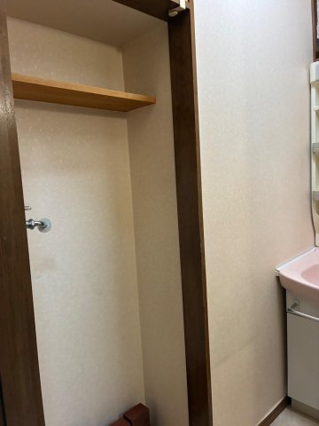 洗面設備　脱衣室内に洗濯機置き場あります