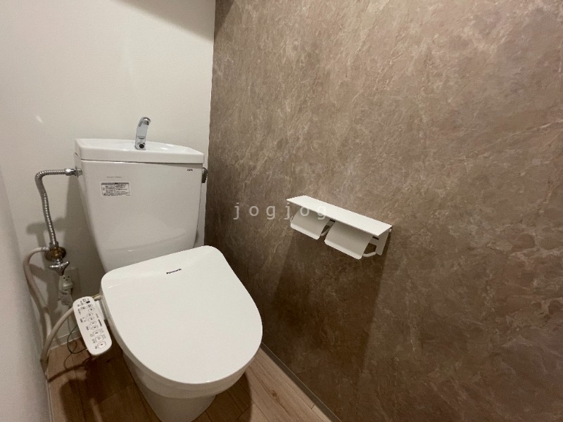 トイレ　嬉しい温水洗浄便座付きのトイレです。