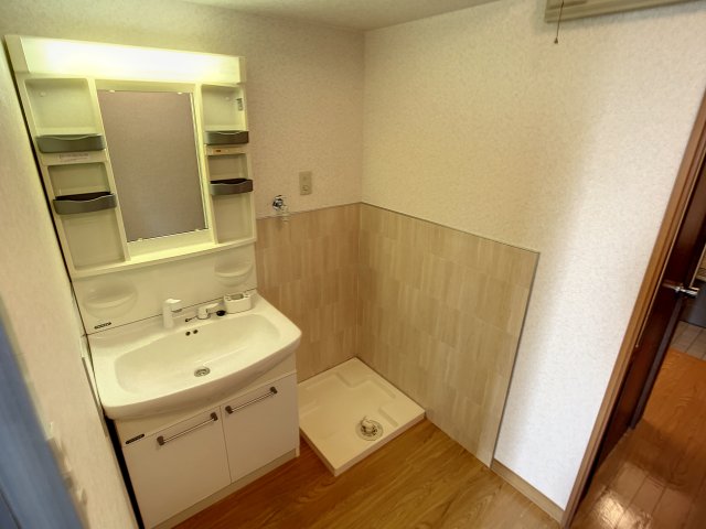 洗面設備　掲載写真は空室の別部屋を掲載しております。実際のお部屋と仕様
