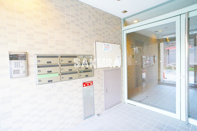 エントランス　重厚感のある建物デザイン♪