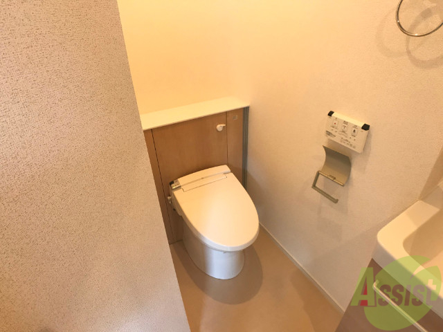トイレ　トイレはウォシュレット機能付きです。安心して使用できますね